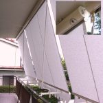 Tenda Scorpione con cassonetto, braccetti e mantovana. Attacco con piastra a soffitto. Altezza tessuto cm 260