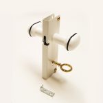 Maniglia con serratura per porta a soffietto. Disponibile in 3 colori.